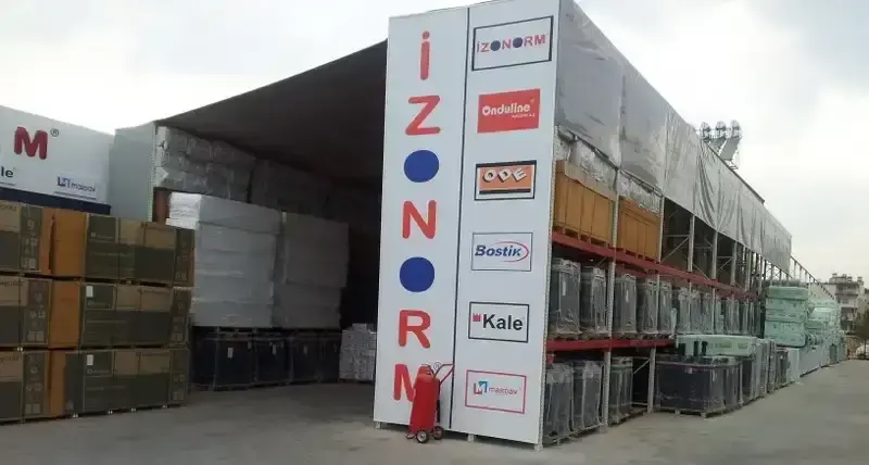İzonorm Plaza’da yalıtım malzemeleri deposu ve marka panoları